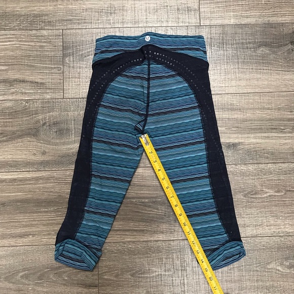Lululemon Crop | Size 4 - Picture 5 of 8